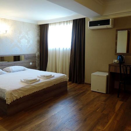 Flamingo Group Hotel Тбилиси Екстериор снимка