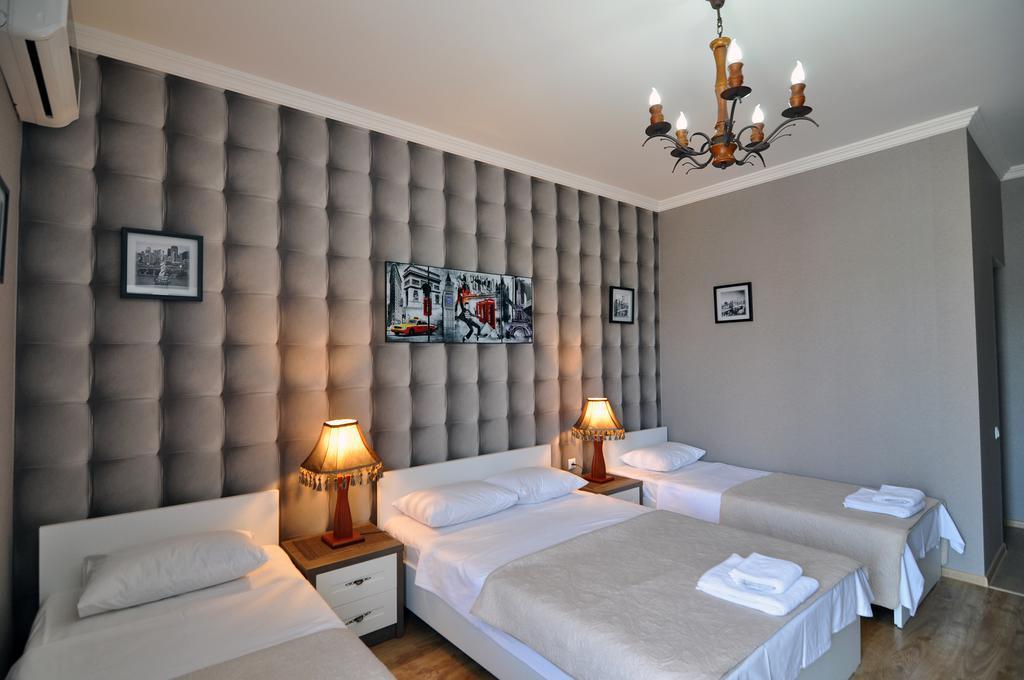 Flamingo Group Hotel Тбилиси Стая снимка