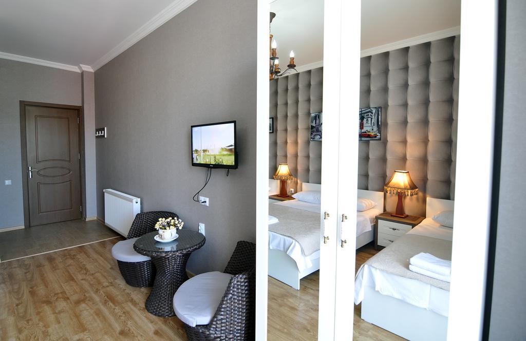 Flamingo Group Hotel Тбилиси Стая снимка