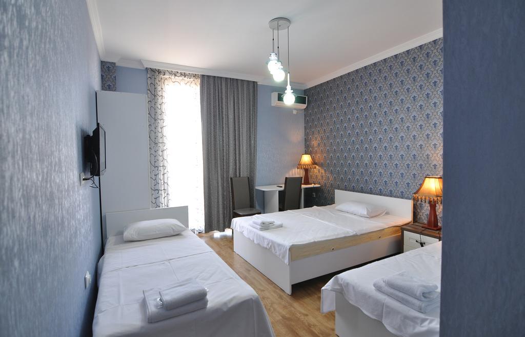 Flamingo Group Hotel Тбилиси Стая снимка