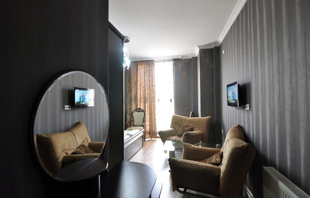 Flamingo Group Hotel Тбилиси Стая снимка