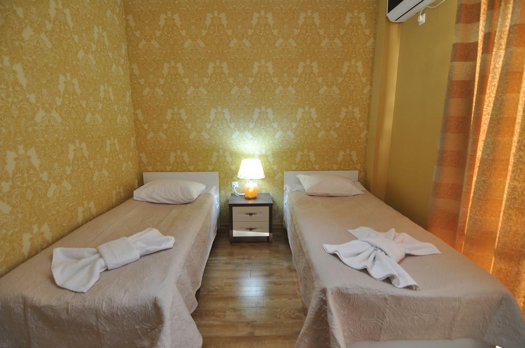 Flamingo Group Hotel Тбилиси Стая снимка