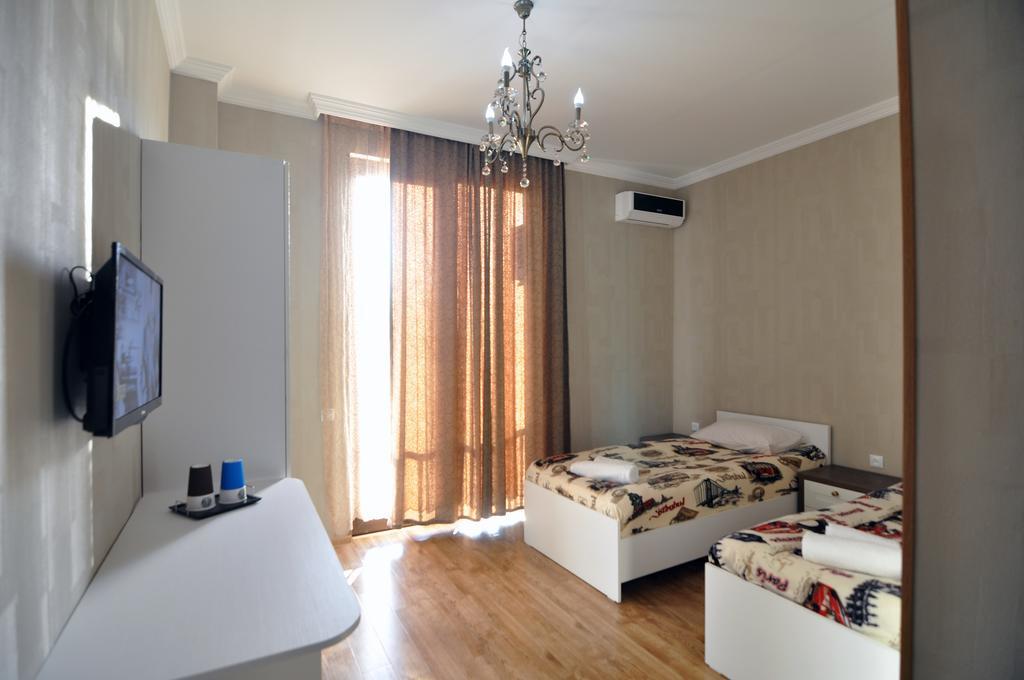 Flamingo Group Hotel Тбилиси Стая снимка