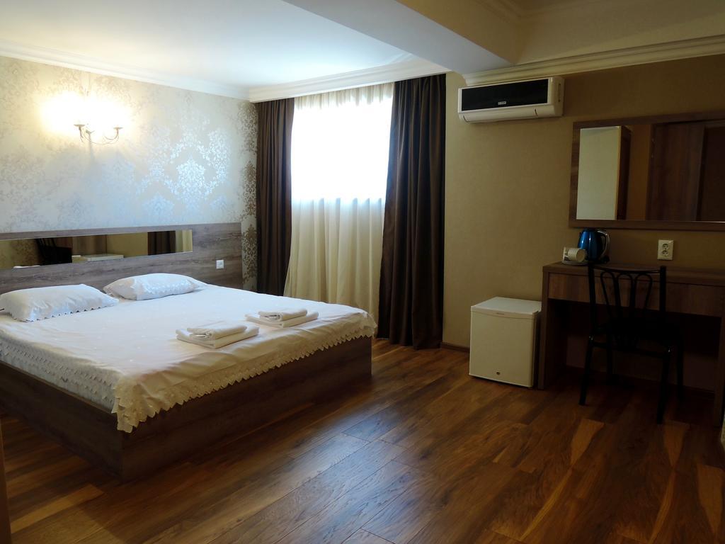 Flamingo Group Hotel Тбилиси Екстериор снимка