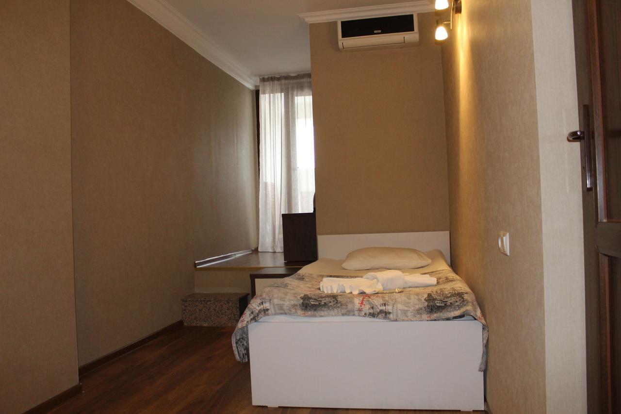Flamingo Group Hotel Тбилиси Стая снимка